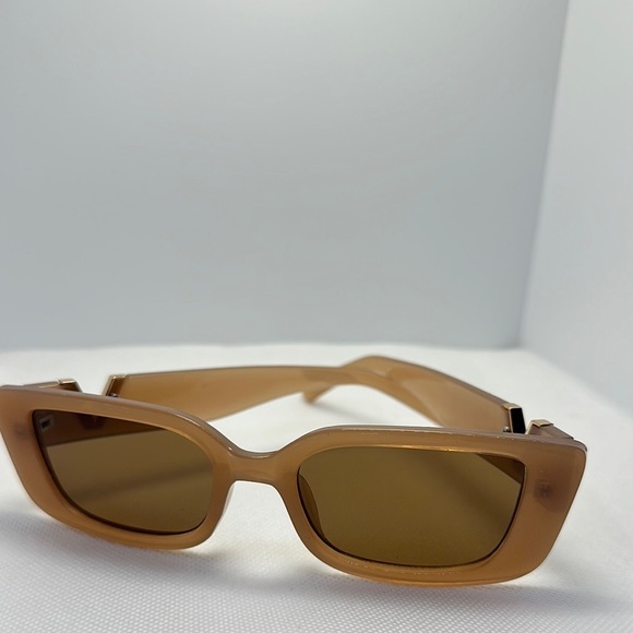 Chic Retro Rectangle Sunglasses - Light Brown with Gold V   UV 400 protection